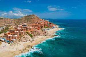 艾尔贝迪托The Westin Los Cabos Resort Villas - Baja Point的海滩上的度假村的空中景观