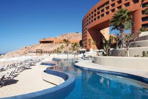 艾尔贝迪托The Westin Los Cabos Resort Villas - Baja Point的一座酒店,在一座建筑旁边设有游泳池