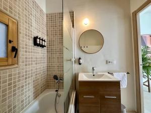 巴尔德莫萨Casa “Can Boira”的一间带水槽、浴缸和镜子的浴室