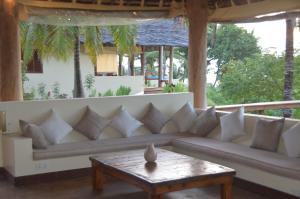 基林多尼Kileleni的带沙发和咖啡桌的客厅