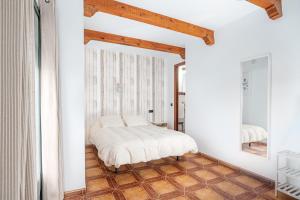 马尔帕尔蒂达德普拉森西亚Apartamentos La Solana de Monfragüe的一间卧室配有一张床和镜子