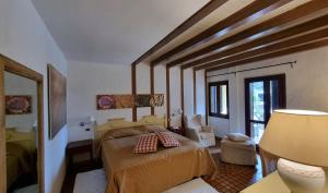 San Vero Milis伊斯贝那司乡村酒店的一间卧室,卧室内配有一张床和一盏灯