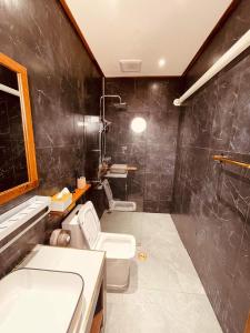 Ban Rak ThaiMI WO KEZHAN的浴室配有卫生间、盥洗盆和淋浴。