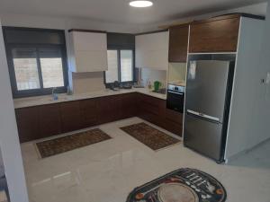 拉马拉Golden House的厨房配有不锈钢冰箱和橱柜