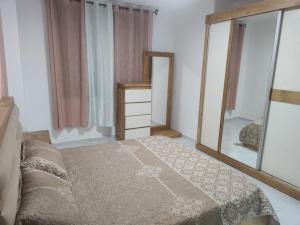 拉马拉Golden House的一间卧室配有一张床和一面大镜子