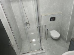 拉马拉Golden House的带淋浴和卫生间的浴室