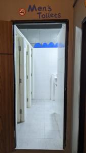 芭堤雅市中心Jurockotel的浴室里设有小便器和可读男厕的标志