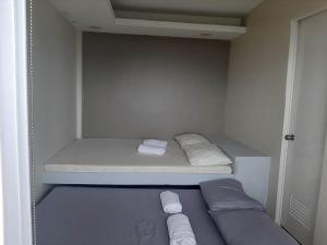 卡拉莫安Mamima Bnb的小房间,配有带毛巾的床