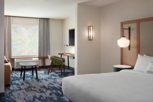 克利尔莱克Fairfield by Marriott Inn & Suites Clear Lake的配有一张床和一张书桌的酒店客房