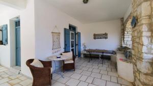安倍拉斯Nikolas Villa的客厅配有桌椅和沙发