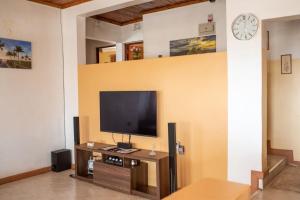 纳库鲁Augustine Cosy Homes的客厅设有壁挂式平面电视。