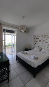 安倍拉斯Nikolas Villa的一间卧室配有一张大床和毛巾