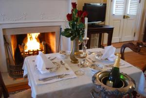 约克镇Hornsby House Inn的一张桌子,上面有白色的桌布和一个壁炉