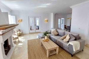 托雷德尔马尔Caleta Beach House Villa Beatriz Sinese Design的带沙发和壁炉的客厅