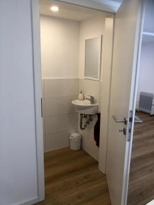 穆尔海姆Ferienhaus im Städtle的一间带水槽和镜子的浴室