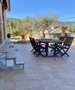 卡涅利亚斯Villa Belephant Sitges的天井上的野餐桌和椅子