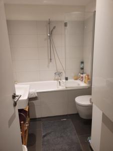 科隆1 Zimmer App in Köln Ehrenfeld的带浴缸、卫生间和盥洗盆的浴室