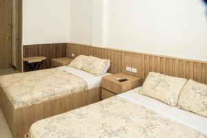 卡塔赫纳Apartamento Ganem 505a的小客房内的两张床,配有四柱床和四柱床