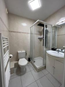 戛纳吉米酒店的带淋浴、卫生间和盥洗盆的浴室