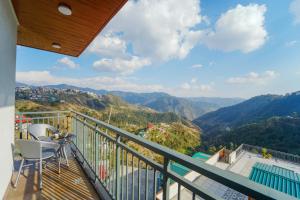 西姆拉Skylight BNB 1BHK Shimla的山景阳台。