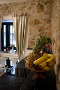 斯普利特碧皮娜公寓的桌上放一碗香蕉和 ⁇ 萝