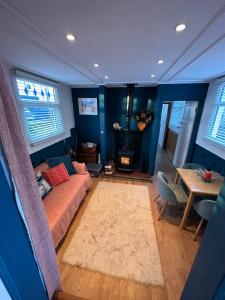 Saint OsythToosey Lass - St Osyth creek的一间拥有蓝色墙壁的卧室,配有一张床和一张桌子