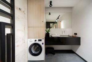 新松奇Apartament Aleja Wolności的洗衣房配有洗衣机和水槽