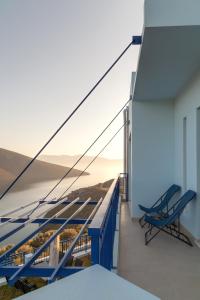SkroponeriaSkorponeria Bay Luxury Villas的阳台设有长椅,享有海景。