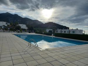 KazaphaniCosy & Magical 2 bedroom Holiday Place in Çatalköy, Kyrenia的山景游泳池