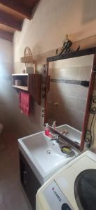 杜拉斯诺El Remanso II的一间带水槽和镜子的浴室