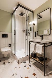 克莱恩 蒙塔纳Faern Crans-Montana Valaisia的带淋浴、卫生间和盥洗盆的浴室