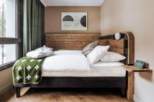 克莱恩 蒙塔纳Faern Crans-Montana Valaisia的一间卧室配有一张大床和木制床头板