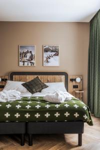 克莱恩 蒙塔纳Faern Crans-Montana Valaisia的一间卧室配有一张带绿毯的床