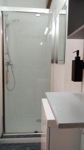 OrbignyLe Relais de Jeanne的带淋浴和盥洗盆的白色浴室