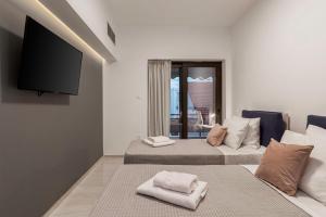 干尼亚Chania City Luxury Dreams Apartment in the Heart of Chania的客房设有两张床和一台平面电视。