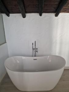 隆达Canaan Boutique Hotel Ronda的浴室内设有一个白色浴缸