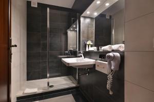 捷克利帕City Hotel Morris的一间带水槽和镜子的浴室