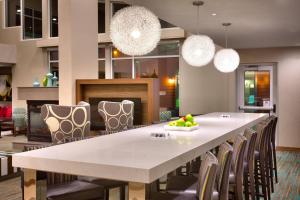 卡斯珀Residence Inn by Marriott Casper的大型用餐室配有大桌子和椅子