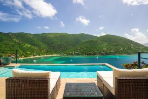 Jost Van DykeJost Van Dyke, BVI 3 Bedroom Villa with Caribbean Views & Pool的享有水景和山景的游泳池