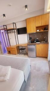 EmporeiósAmimaya Apartments的一间卧室配有一张床和一个小厨房