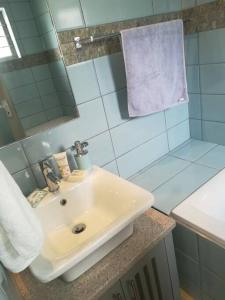 比勒陀利亚Park Central Apartment的浴室设有白色水槽和镜子