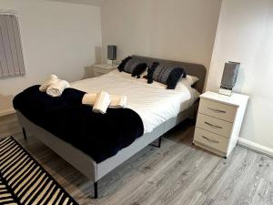 伯明翰Stratford Stay - sleeps up to 9 near City Centre with parking的一间卧室配有一张大床和一个床头柜