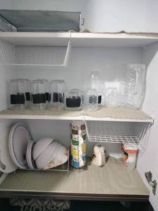 马尼拉Cubao Manhattanheights U31N TB, Studio Unit的冰箱里装满了食物和其他物品