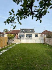 PinnerModern Family Home in Greater London的前面有草坪的房子
