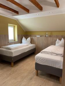 门兴格拉德巴赫Hotel Select Suites & Aparts的一间卧室设有两张床和窗户。