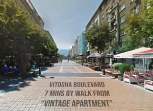 索非亚Vintage Top Centre Apartment的城市里一条空的街道,上面有标志