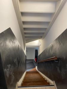 门兴格拉德巴赫Hotel Select Suites & Aparts的一条长长的走廊,有黑色的墙壁和楼梯