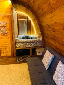 沃泽拉Gallas Pod House的小木屋内的小房间,配有一张床