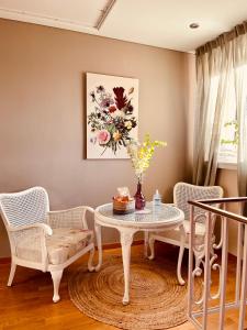 卢森堡Guest House的配有桌椅和绘画的房间