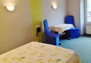 布雷叙尔拉布尔奥尔酒店的一间医院,配有床和两张桌子